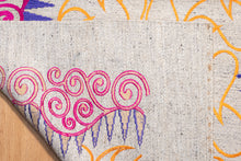 Load image into Gallery viewer, Handwoven Paisley Medallion Wool Dhurrie