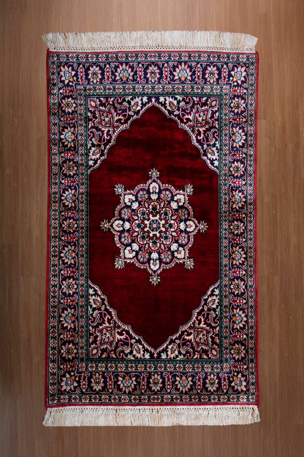 Kashmir Silk Rug – Ruby Medallion Classic