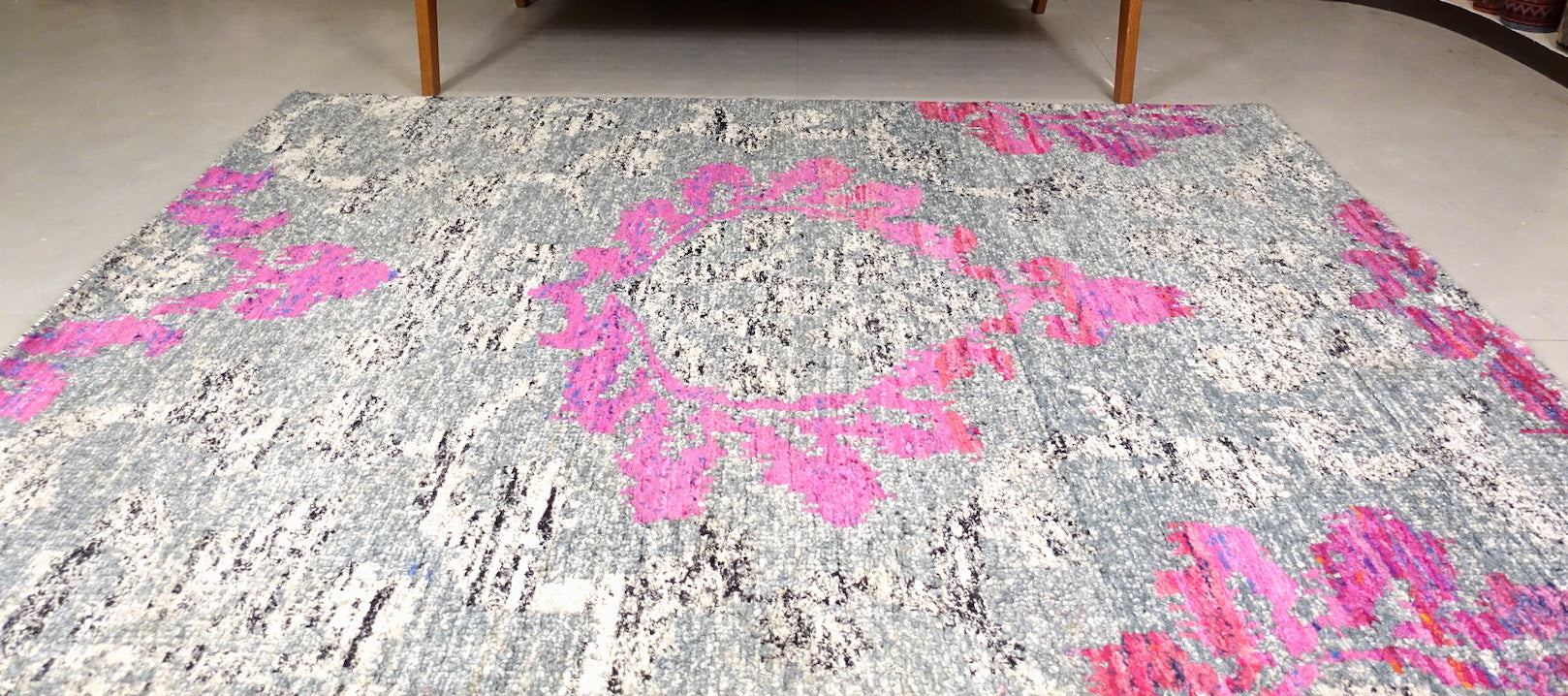 5 feet by 7.5 feet saree silk modern rug.